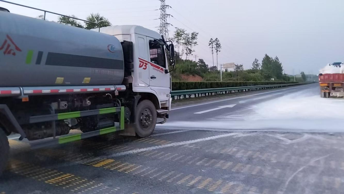 青阳分中心紧急清理路面泼洒