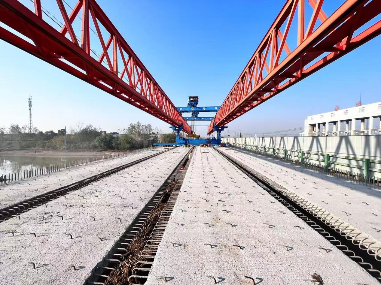 G318项目黄湓闸桥左幅梁板顺利架设