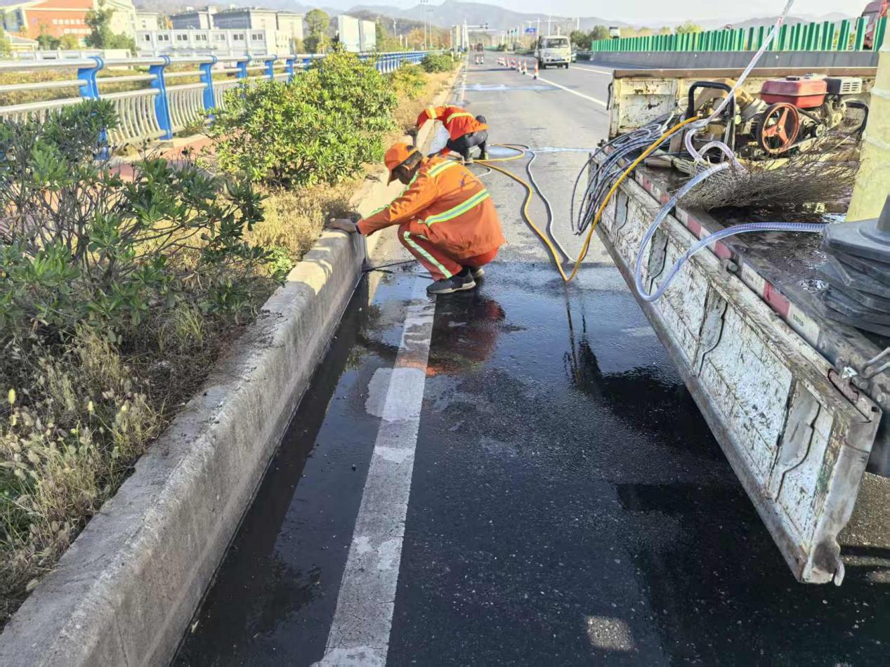 暖冬养护“不打烊”！东至公路分中心织密公路“安全网”